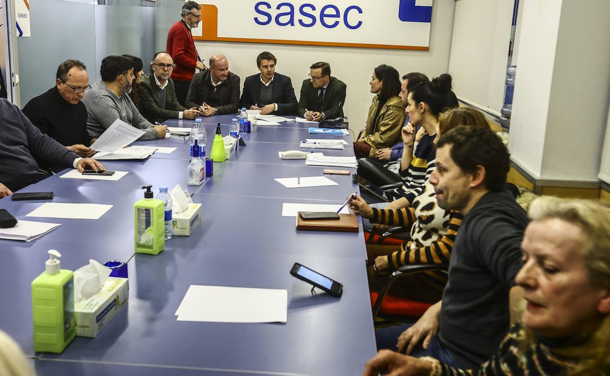 Un momento de la firma del convenio de la hostelería en el Servicio Extrajudicial de Conflictos.