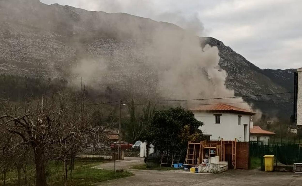 Humo saliendo de la vivienda afectada, en la localidad de Camangu, Ribadesella. 