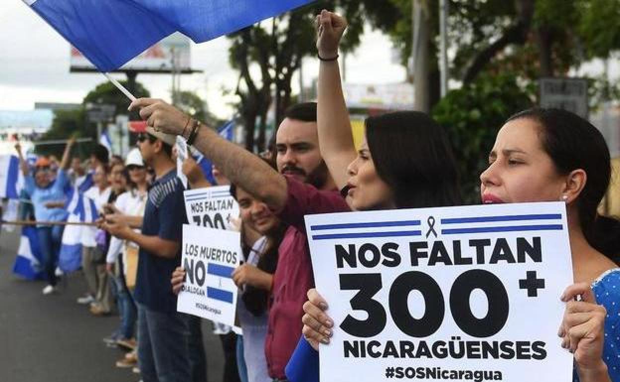 Manifestantes durante una protesta contra el Gobierno del presidente de Nicaragua, Daniel Ortega, en 2018