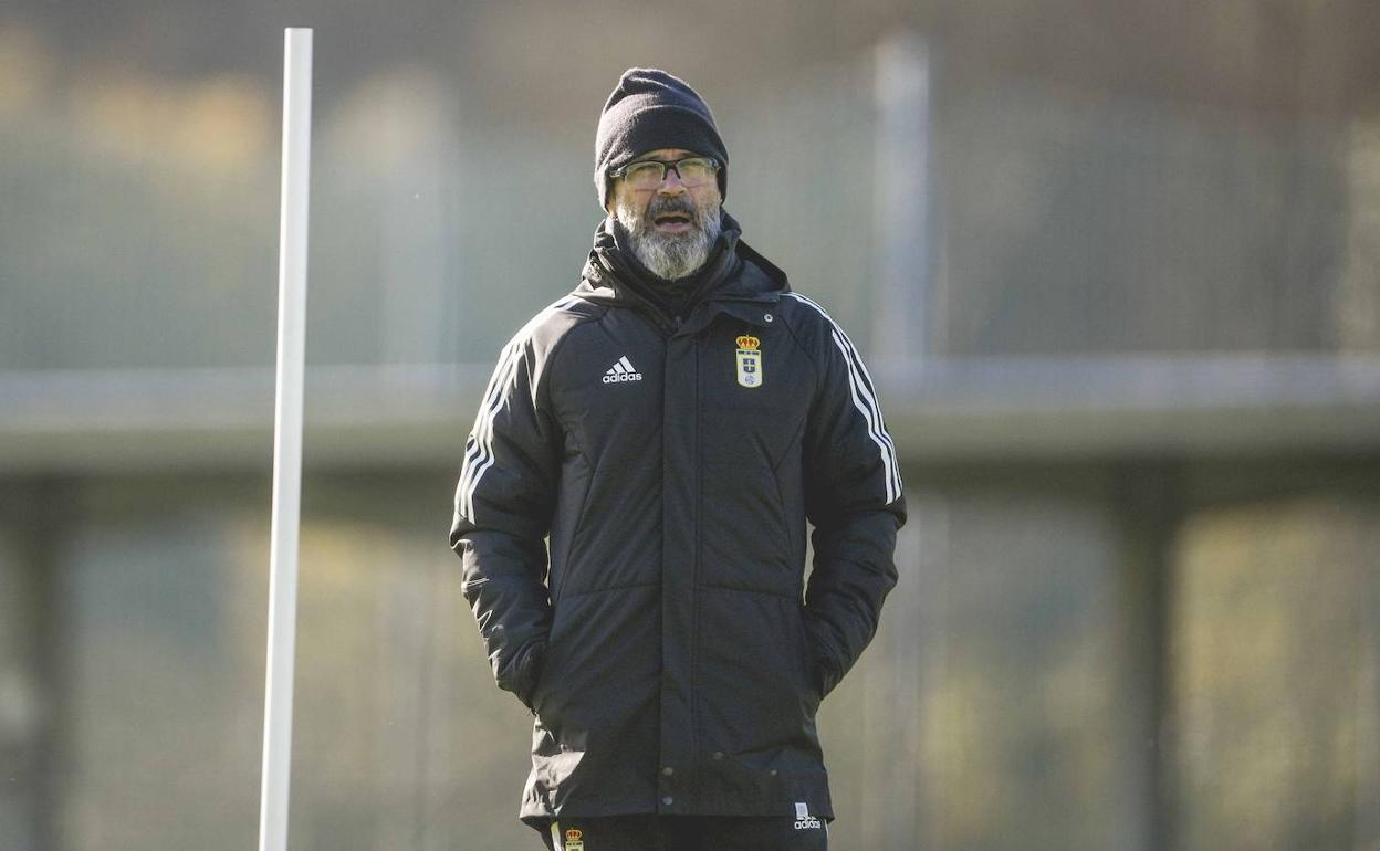 Cervera en el entrenamiento del Real Oviedo. 