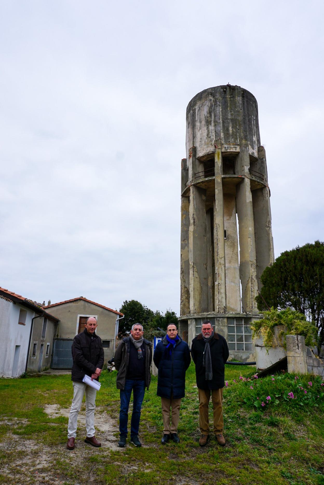 Melchor Esteban, Manuel Calvo, Jesús Bordas y José Luis Nosti, ante el depósito de Pimiango.