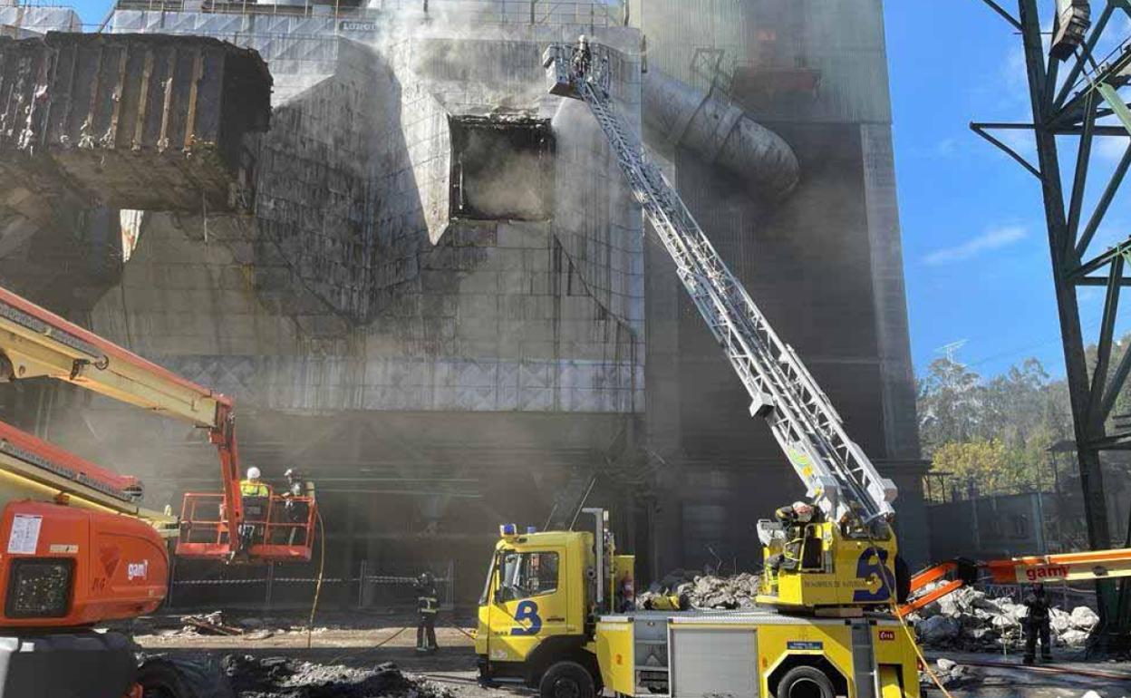 Efectivos de bomberos trabajan en la extinción del fuego. 