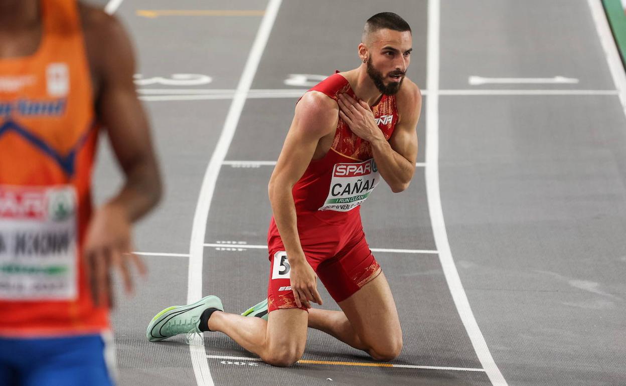 Iñaki Cañal, tras su caída después de superar la línea de meta.