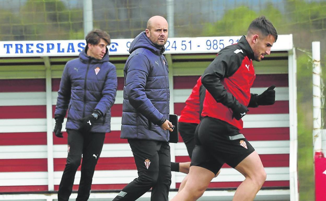 Ramírez, observando a Pol Valentín en el calentamiento. 