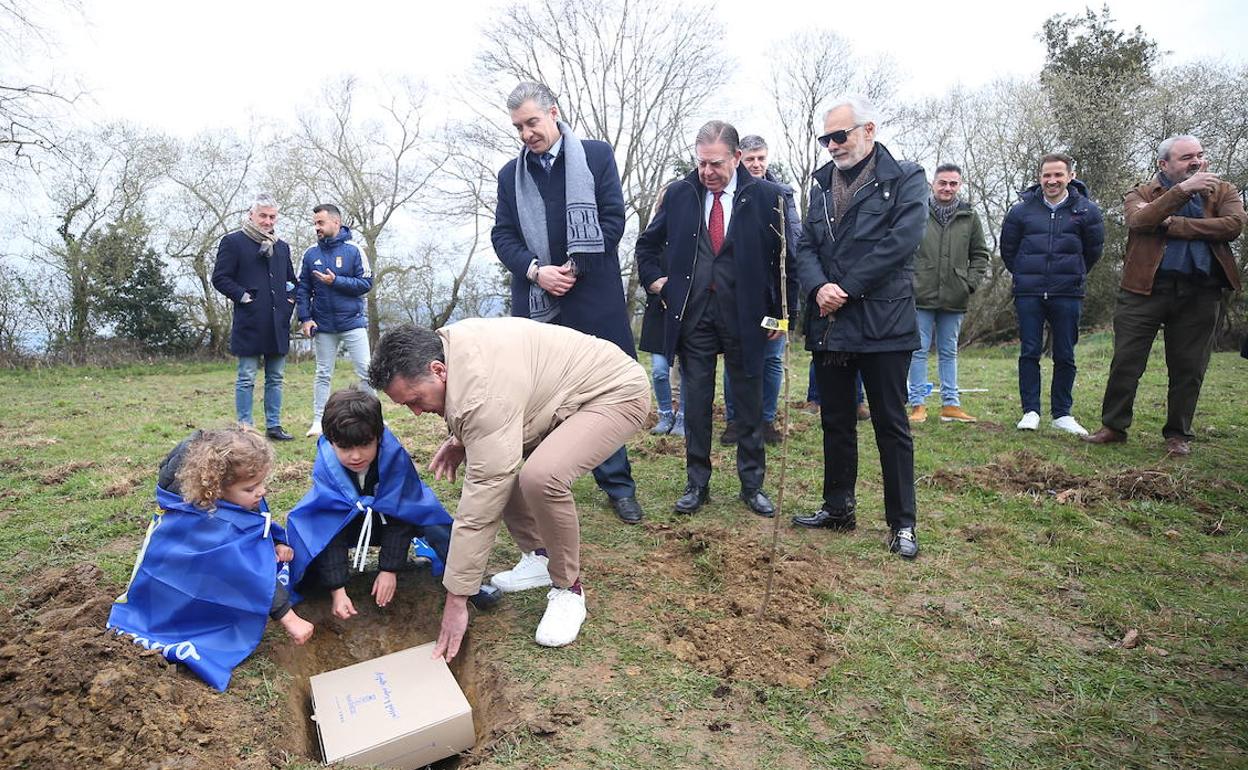 Alma y Gael colocan una caja con enseñas del Oviedo para simbolizar el traslado a Latores.