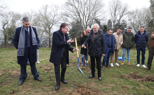 Martín Peláez, presidente del Real Oviedo, Alfredo Canteli, alcalde de Oviedo y Jesús Martínez, presidente del Grupo Pachuca.