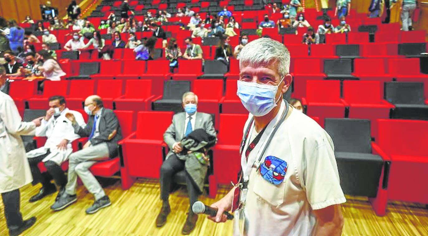 «Cuando me disfrazo de Spiderman, los niños ingresados olvidan su dolor un rato»