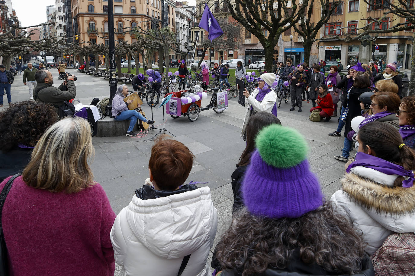 Fotos: El 8M se adelanta en Gijón con la Revuelta Ciclofeminista