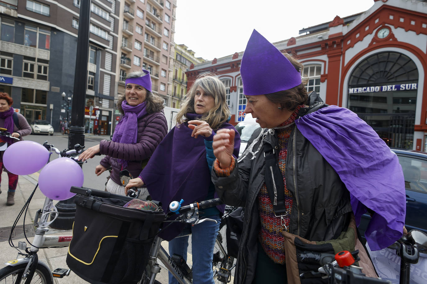 Fotos: El 8M se adelanta en Gijón con la Revuelta Ciclofeminista