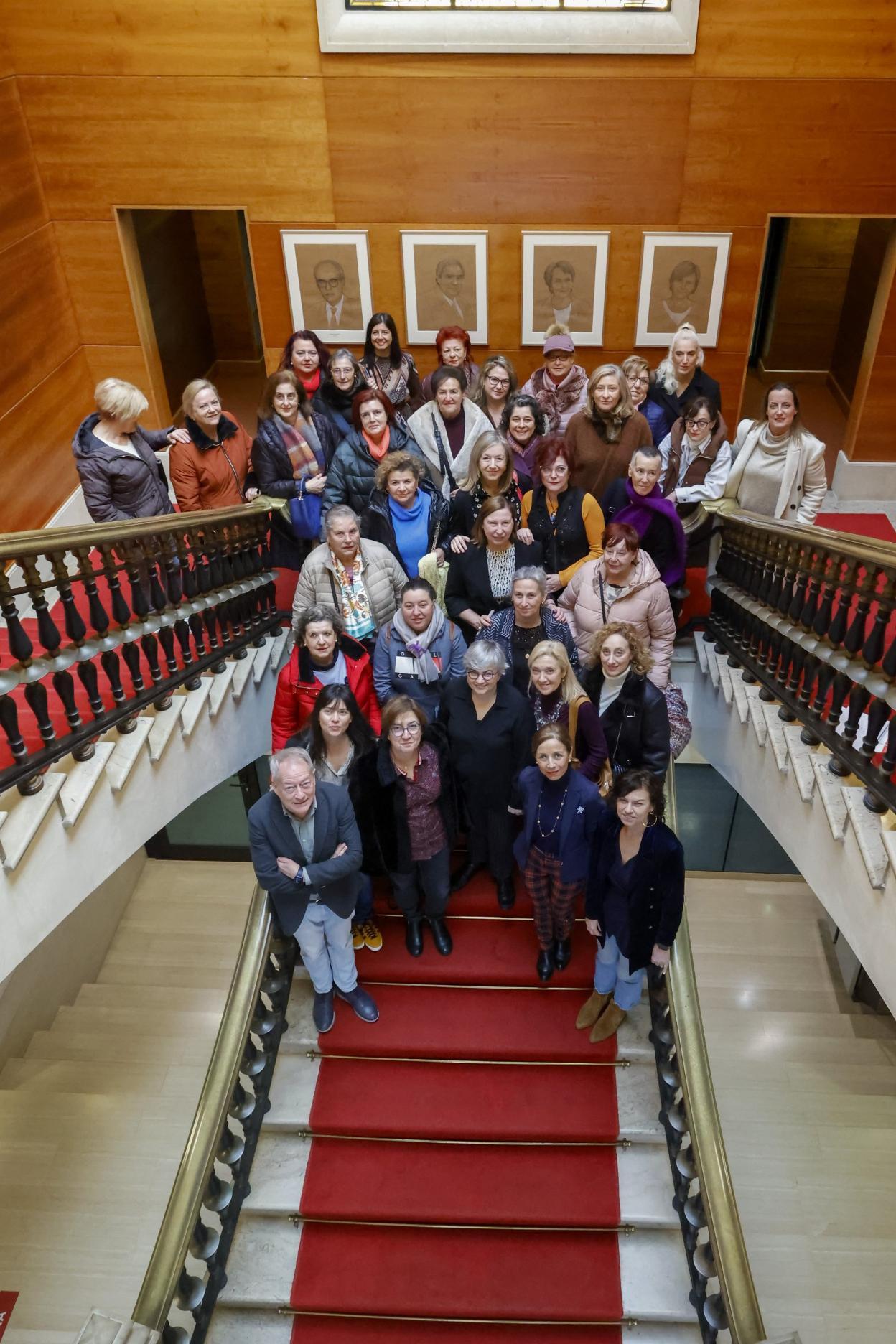 Ediles y miembros del Consejo de Mujeres de Gijón, en la escalera del Consistorio. 