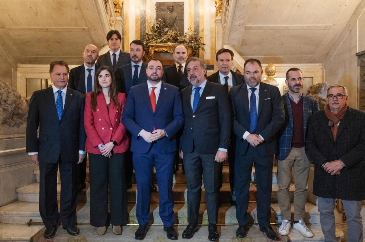 En primera fila, por la izquierda, Félix Baragaño, Nuria Castaño, Adrián Barbón, Ángel Asensio, Carlos Paniceres, Ángel García y Aníbal Vázquez. Detrás, Juan Cofiño, Borja Sánchez, Daniel González, Ignacio Villaverde y Francisco Blanco. 