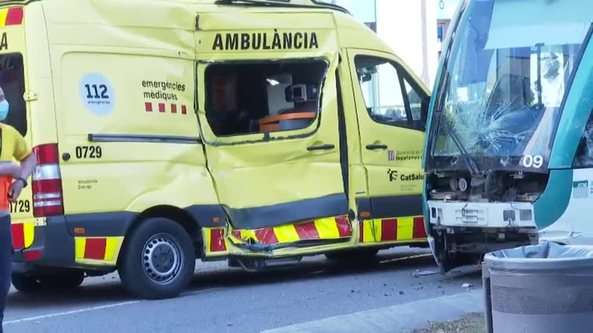 Un tranvía embiste a una ambulancia en la avenida Diagonal de Barcelona ...