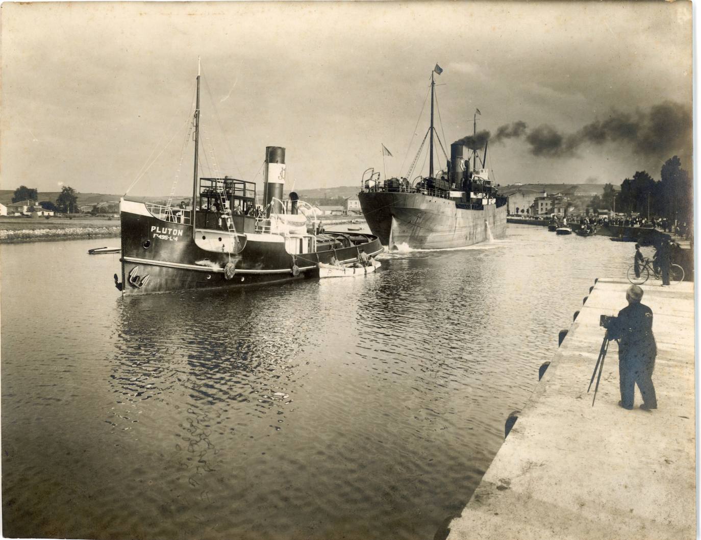 El remolcador Plutón en la ría de Avilés. 