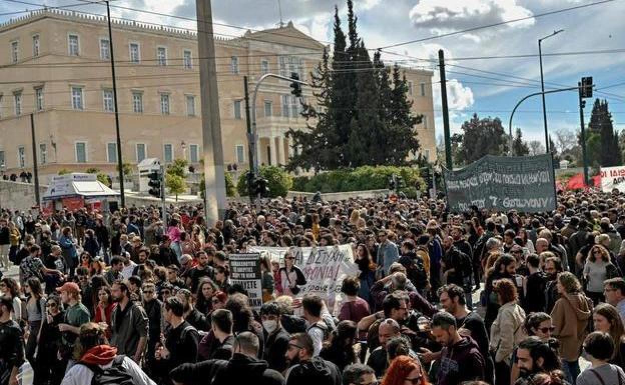 Miles de manifestantes han pedido en Atenas responsabilidades al Gobierno heleno por el accidente de tren.