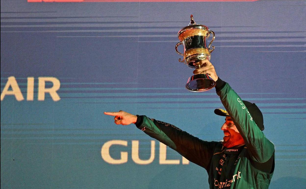 Fernando Alonso celebra su tercer puesto en el GP de Baréin. 