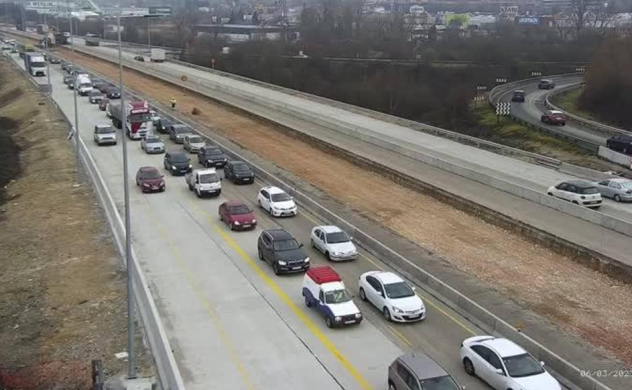 Dos horas de retenciones en la 'Y' por dos accidentes