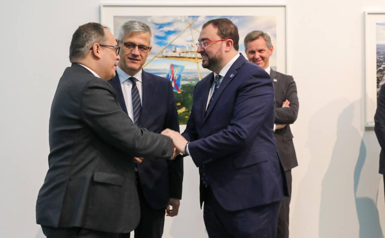 El comisionado del Corredor Atlántico, José Antonio Sebastián, saluda al presidente del Principado, Adrián Barbón, ante el secretario de Estado de Transportes, David Lucas.