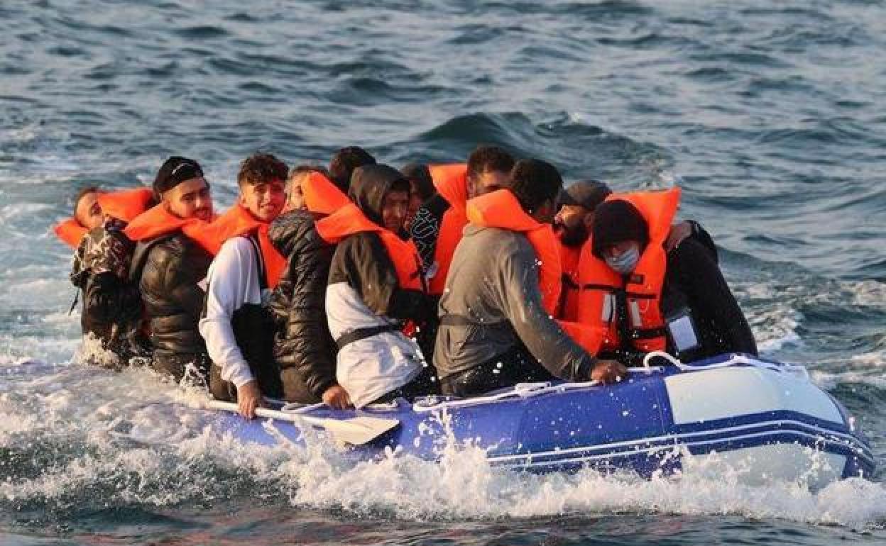 Un grupo de inmigrantes ilegales llega a la costa de Dóver en una embarcación neumática.