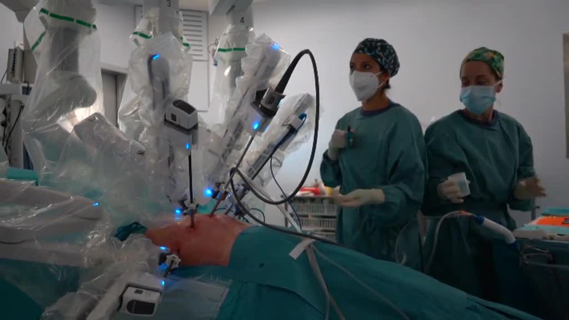 Vall'de Hebron realiza el primer trasplante de pulmones robotizado