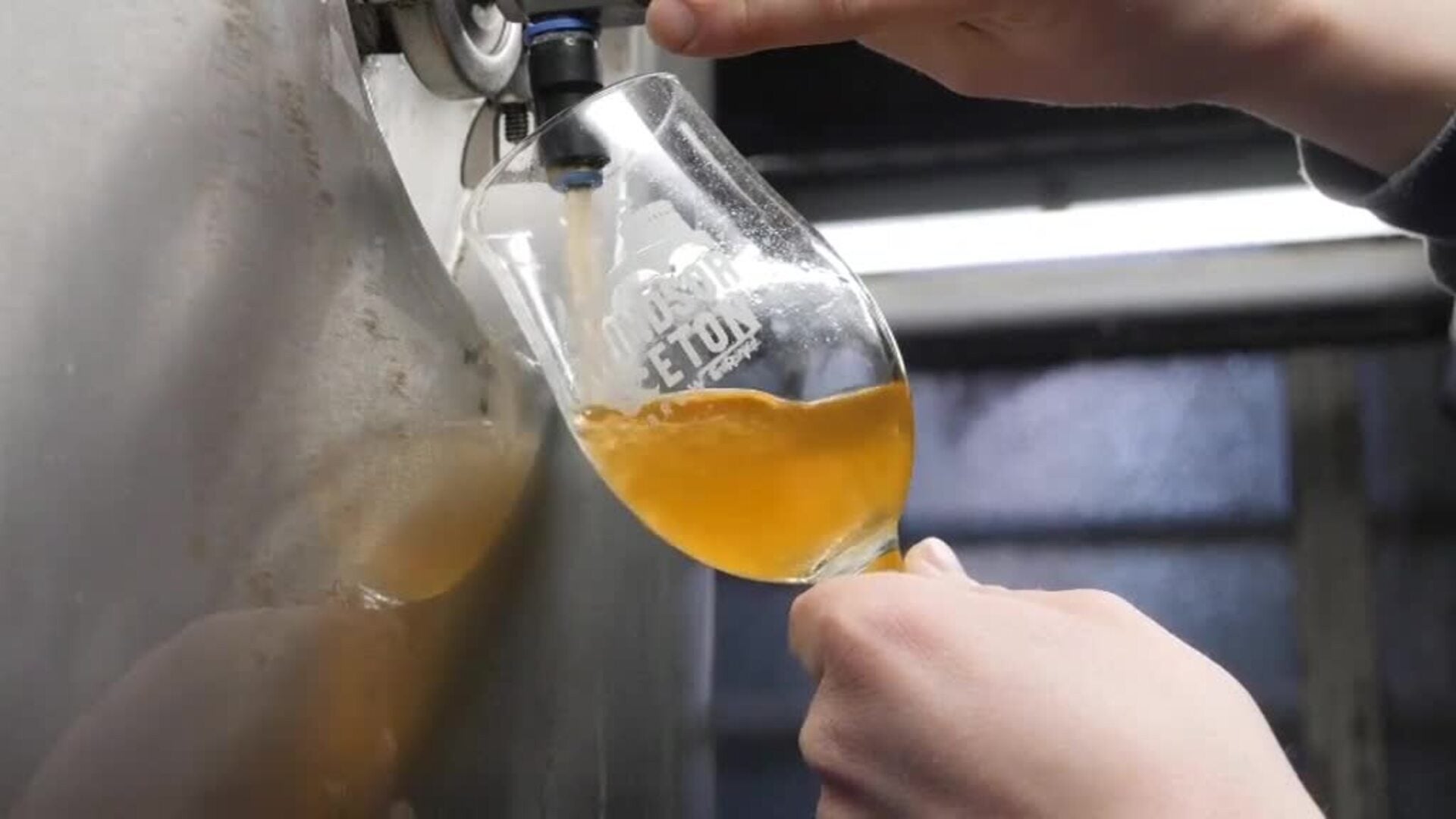 Investigadores de EEUU y Francia estudian las burbujas verticales del champán