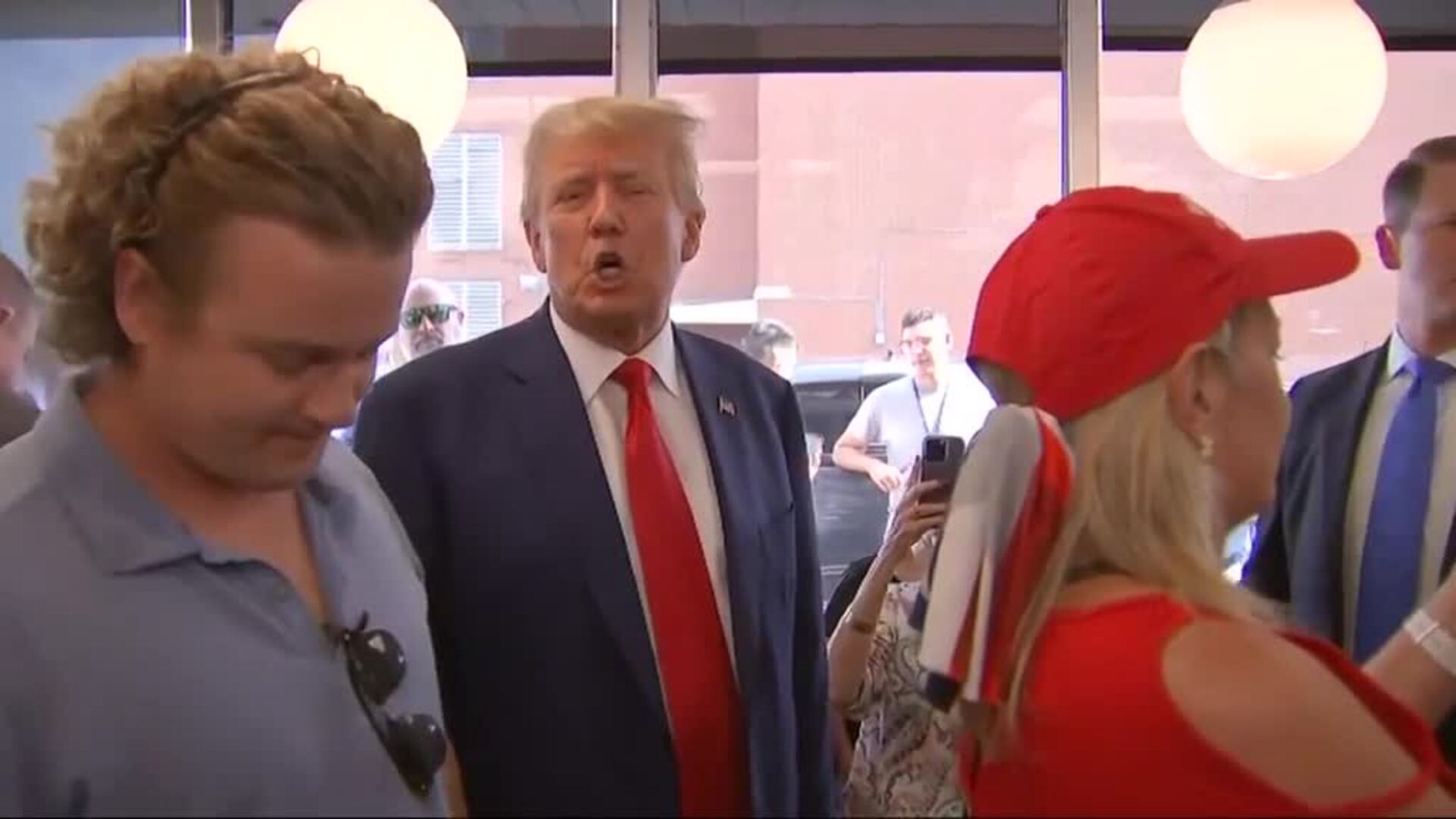 Trump improvisa un mitin ante sus seguidores en un Waffle House de