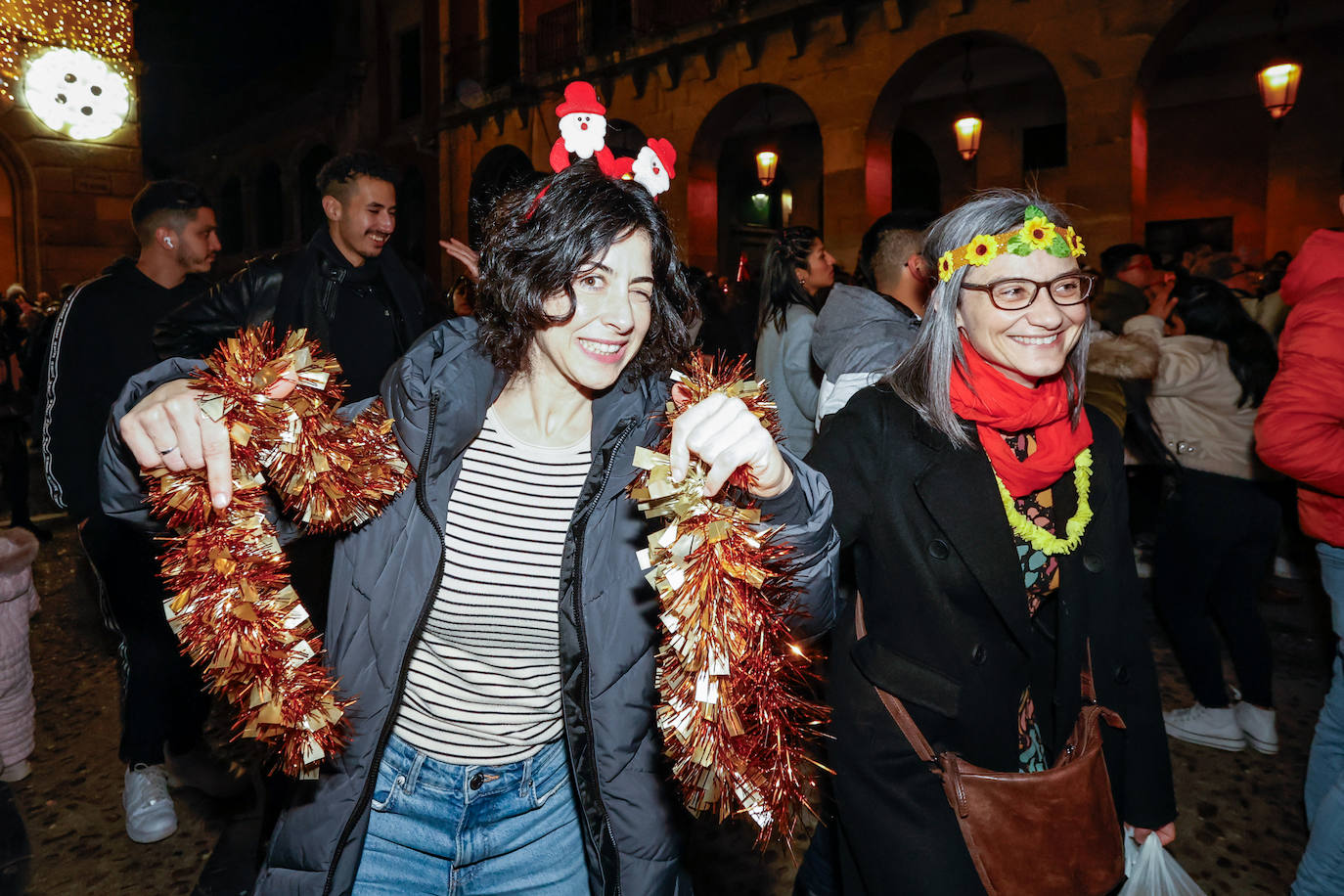 Baile, ilusión y deseos de «salud, amor y buena suerte» en Gijón
