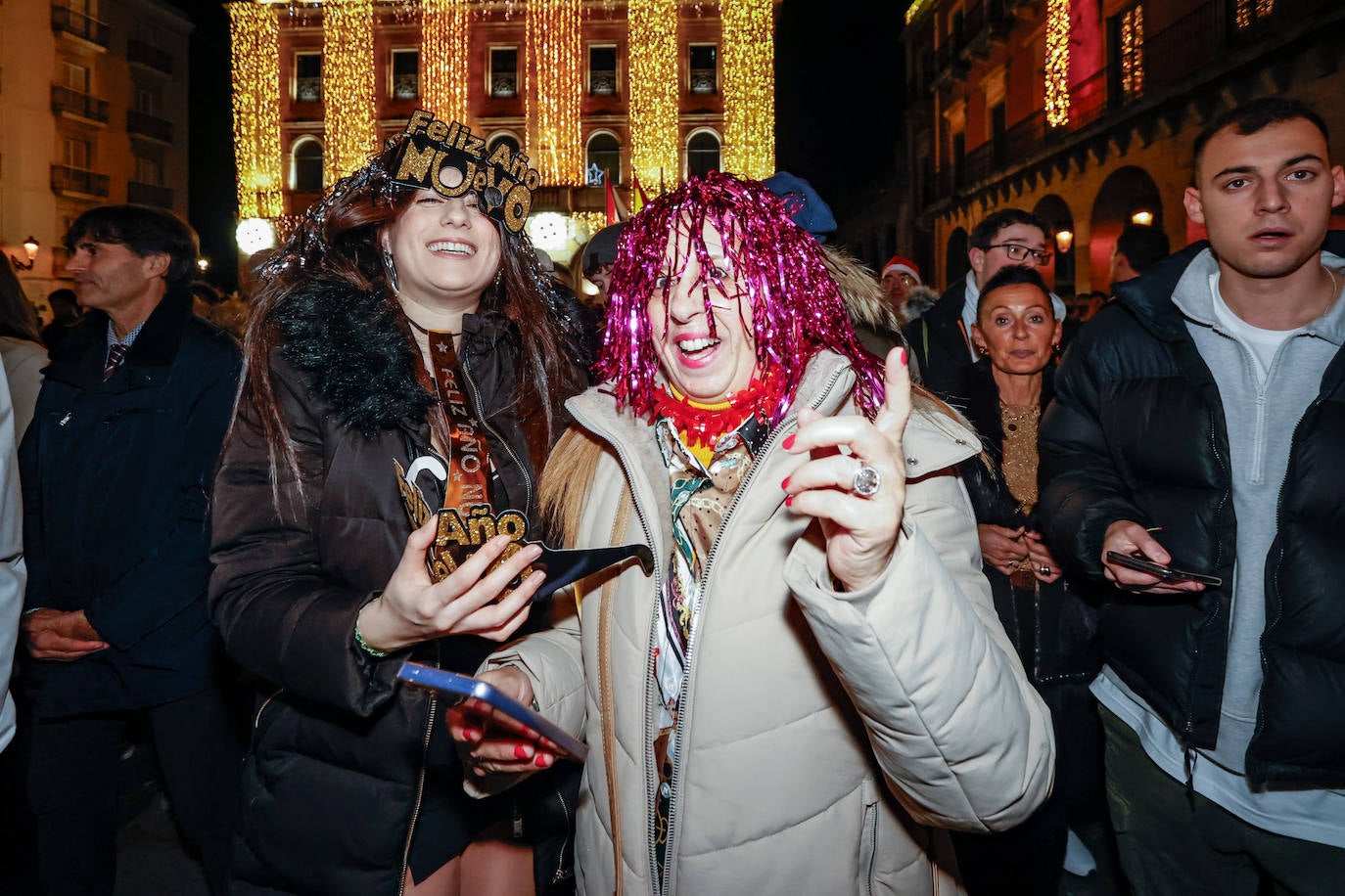 Baile, ilusión y deseos de «salud, amor y buena suerte» en Gijón