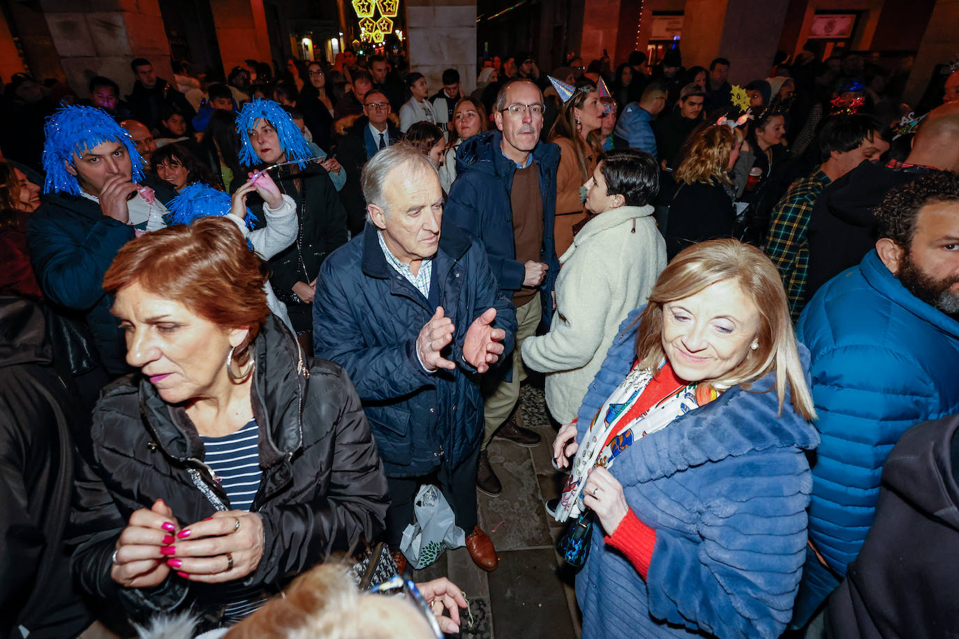Baile, ilusión y deseos de «salud, amor y buena suerte» en Gijón