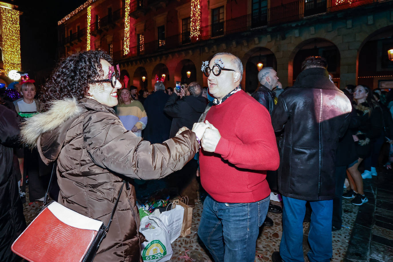 Baile, ilusión y deseos de «salud, amor y buena suerte» en Gijón