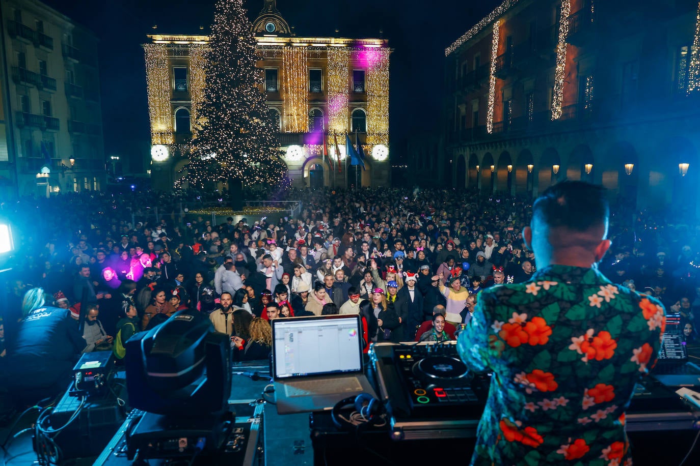 Baile, ilusión y deseos de «salud, amor y buena suerte» en Gijón