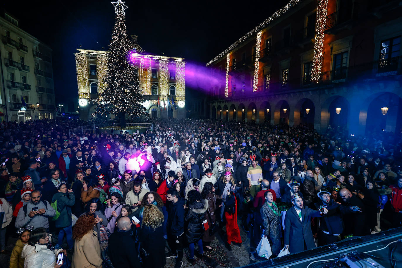 Baile, ilusión y deseos de «salud, amor y buena suerte» en Gijón