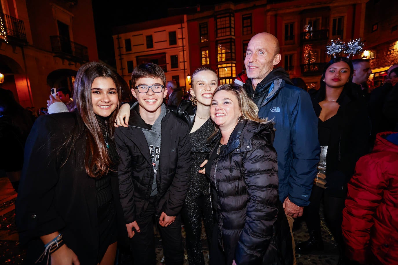 Baile, ilusión y deseos de «salud, amor y buena suerte» en Gijón
