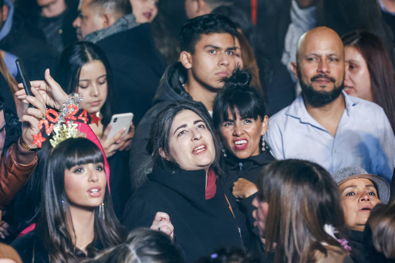 Baile, ilusión y deseos de «salud, amor y buena suerte» en Gijón