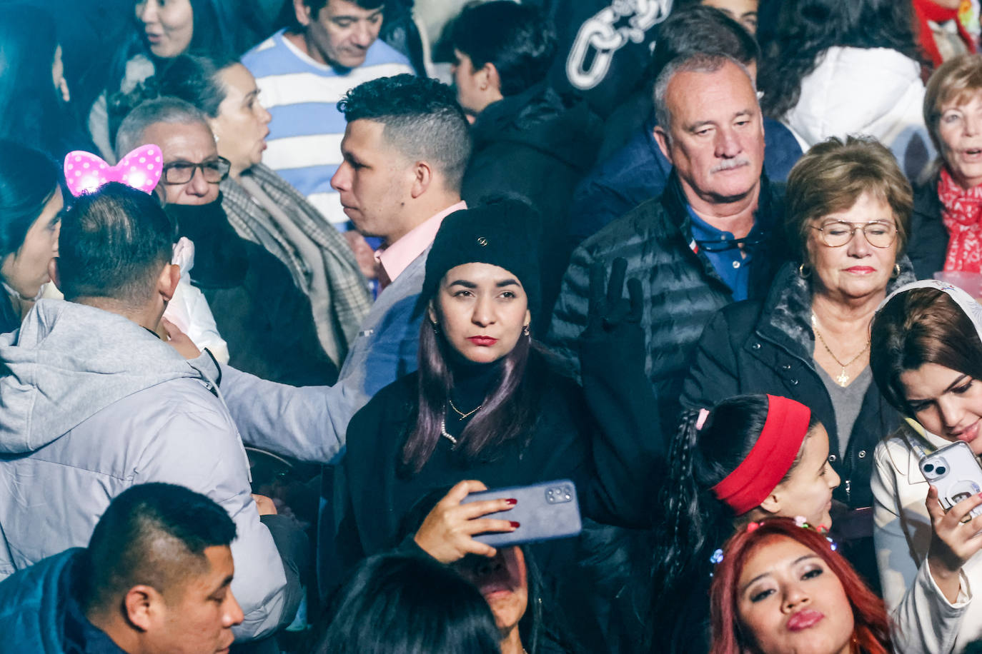 Baile, ilusión y deseos de «salud, amor y buena suerte» en Gijón