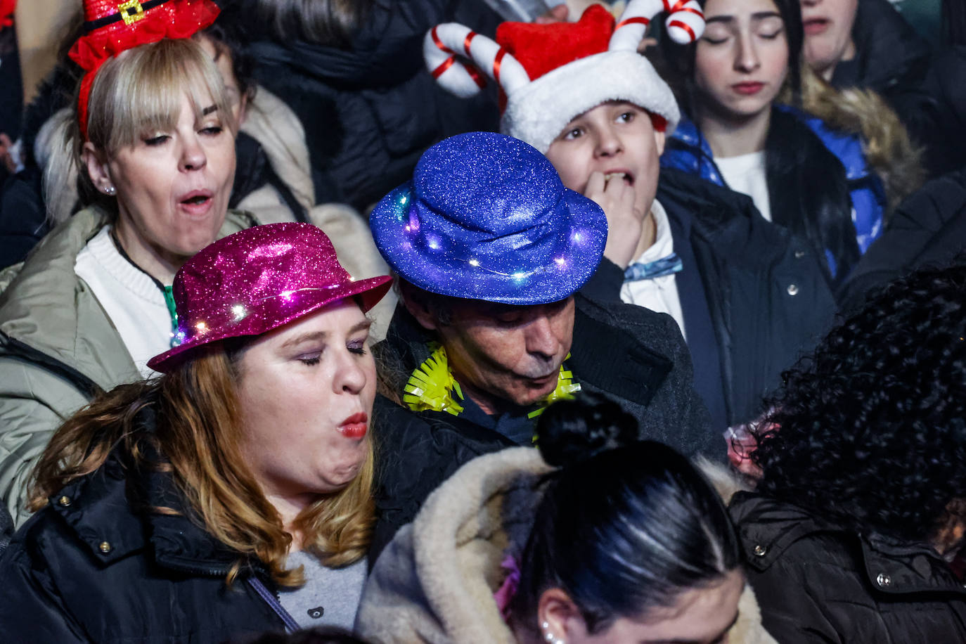 Baile, ilusión y deseos de «salud, amor y buena suerte» en Gijón