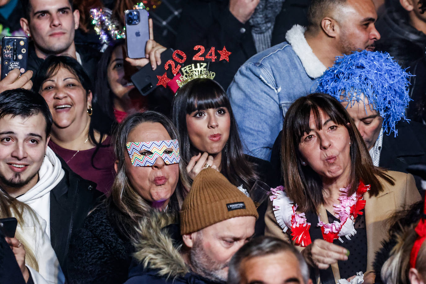 Baile, ilusión y deseos de «salud, amor y buena suerte» en Gijón