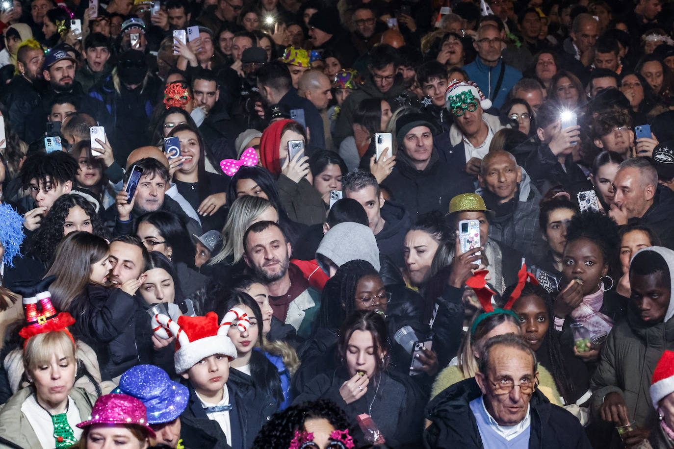Baile, ilusión y deseos de «salud, amor y buena suerte» en Gijón