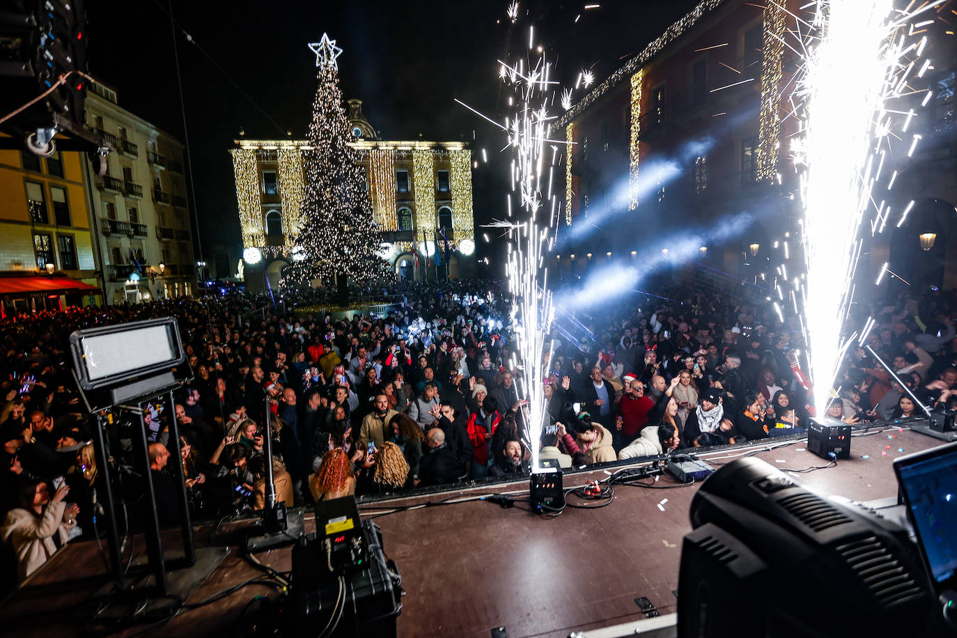 Baile, ilusión y deseos de «salud, amor y buena suerte» en Gijón
