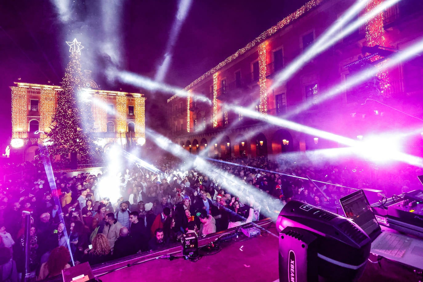 Baile, ilusión y deseos de «salud, amor y buena suerte» en Gijón