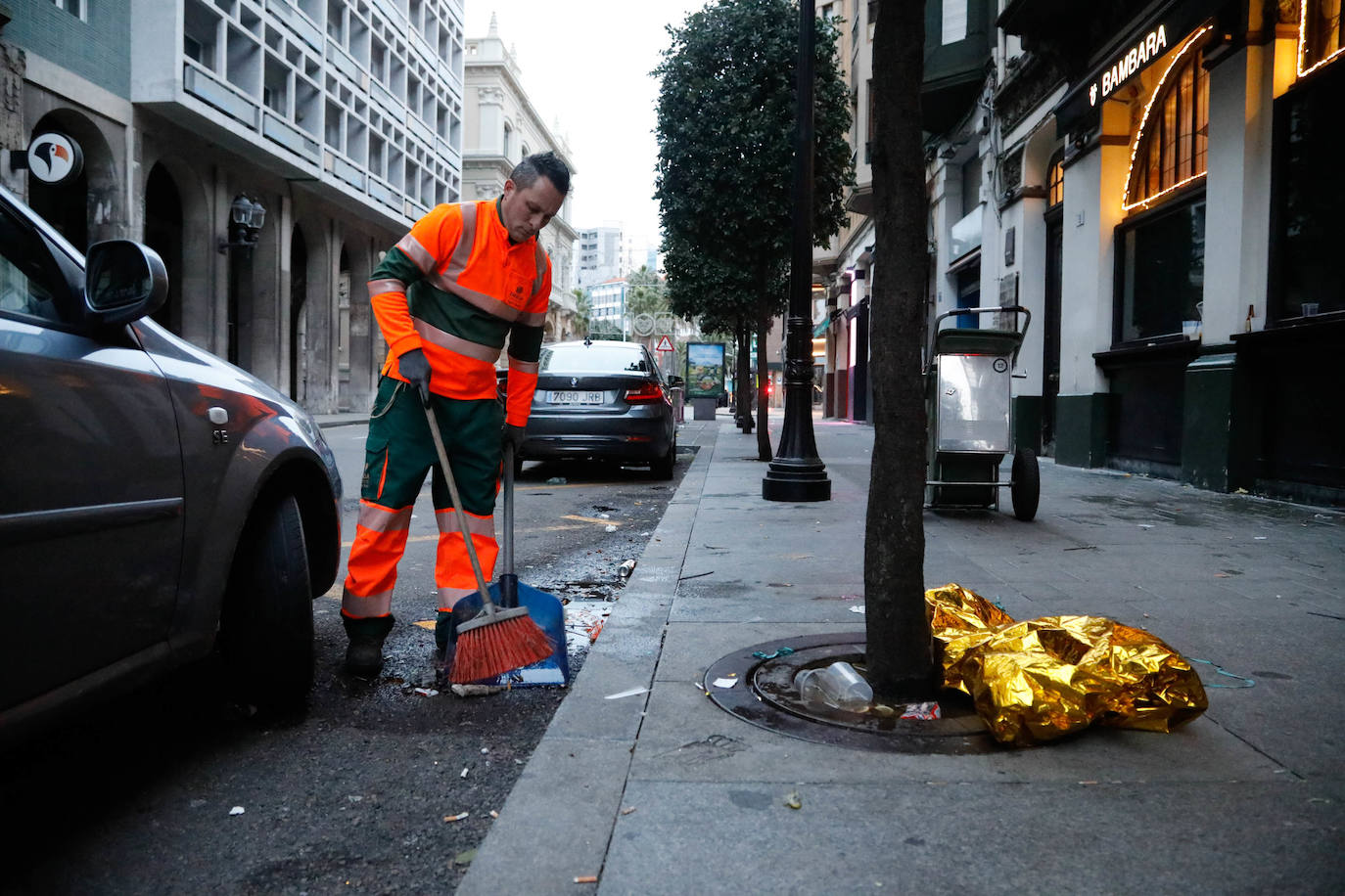 Toneladas de basura en Gijón tras la fiesta de Nochevieja