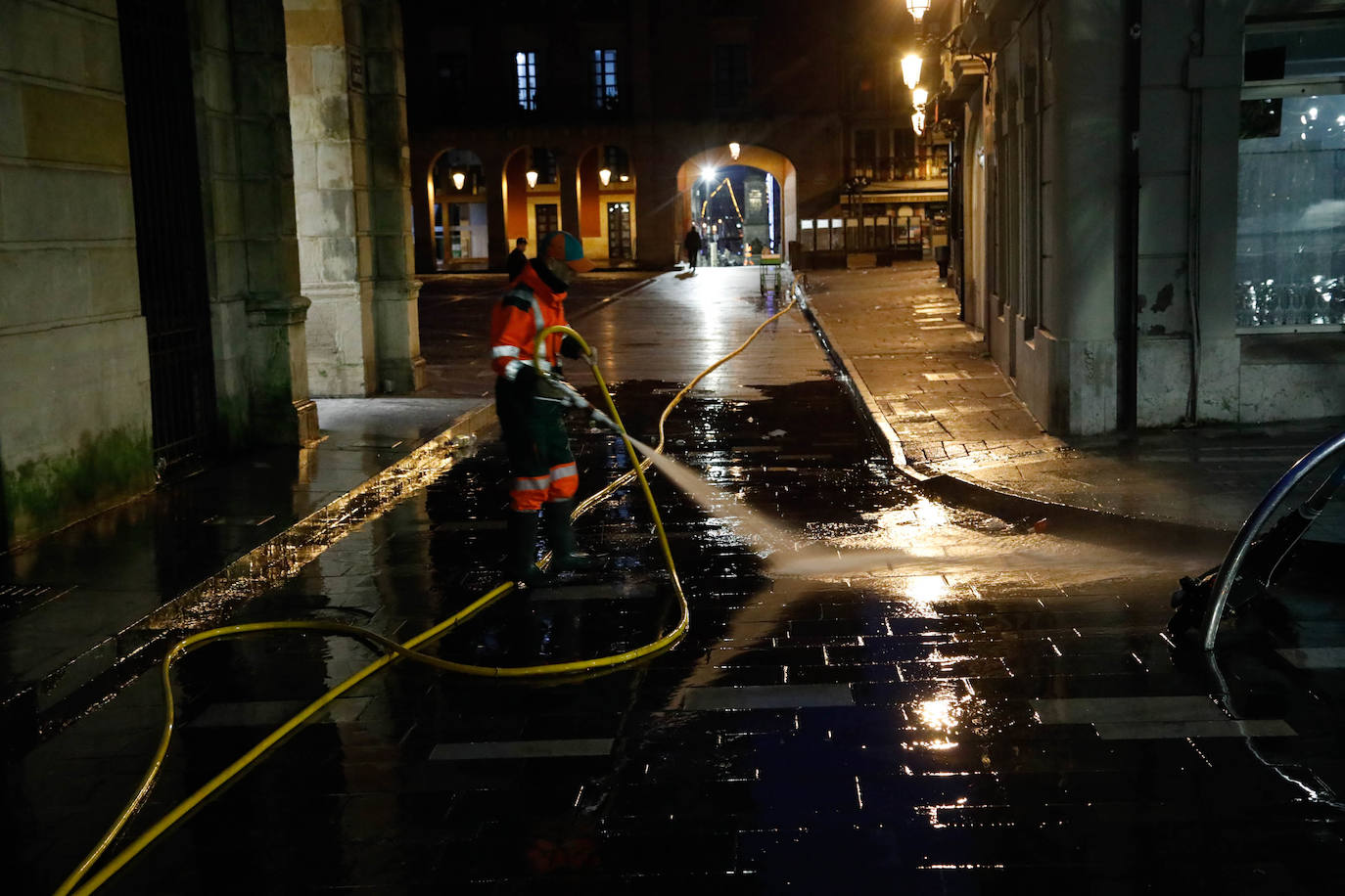 Toneladas de basura en Gijón tras la fiesta de Nochevieja