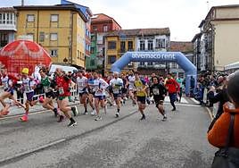 Los corredores, tras tomar la salida en Tineo.