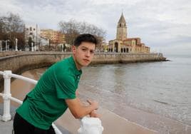 Marqués posa en el Muro, a la altura de donde estaba situada la meta de la San Silvestre.