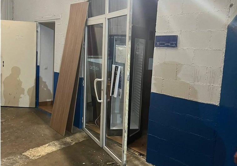 La puerta de acceso a la cafetería, violentada.