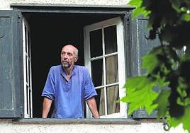 Ramón Prendes, asomado a la ventana de su casa de El Bibio.