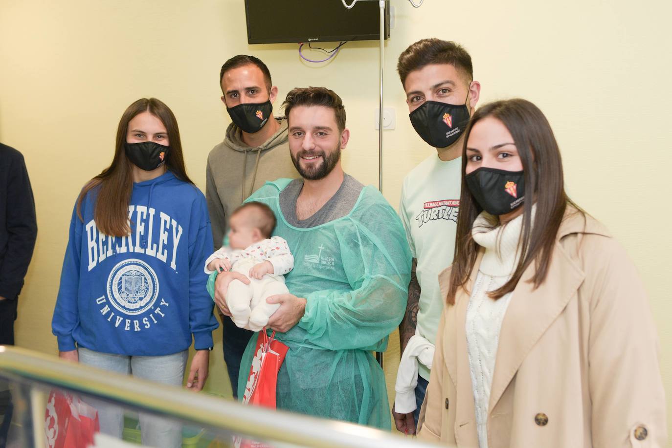 Imagen secundaria 1 - Adriana, Izquierdoz, Zarfino y Yaiza, con un padre y su bebé. David Guerra, ante una de las incubadoras del área de Neonatología. 