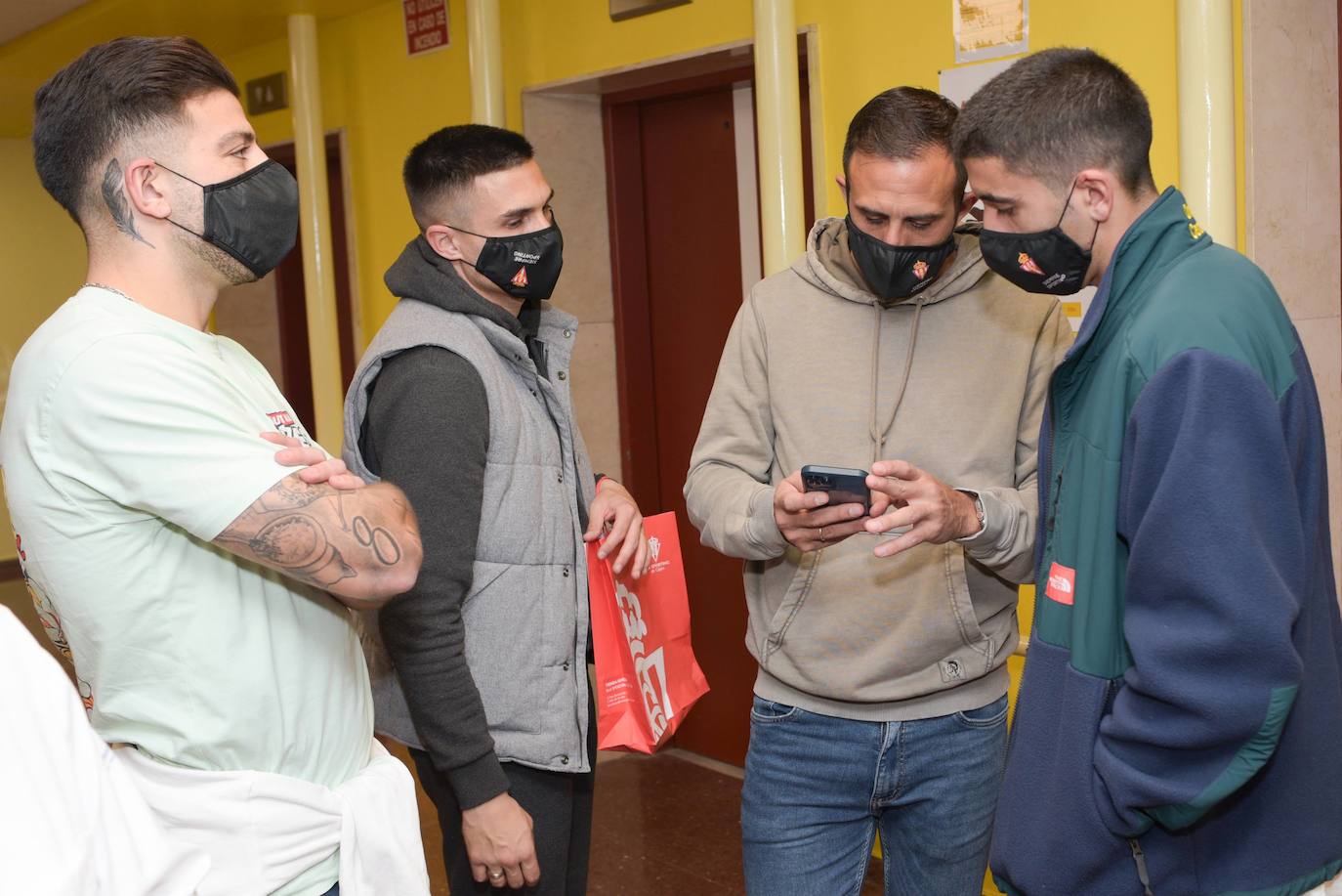 El Sporting visita a los niños ingresados en Cabueñes