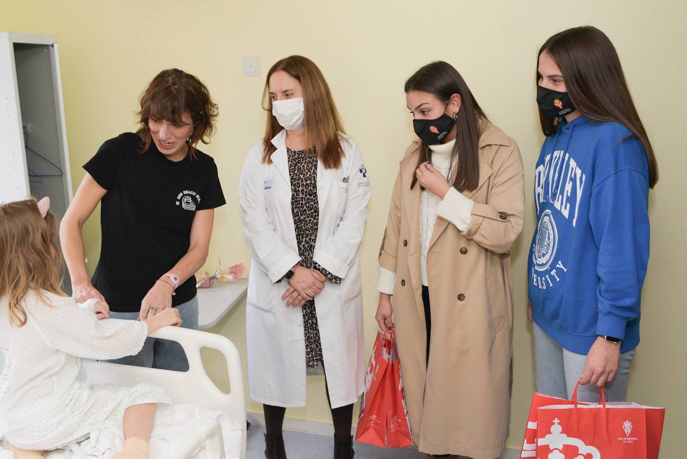 El Sporting visita a los niños ingresados en Cabueñes