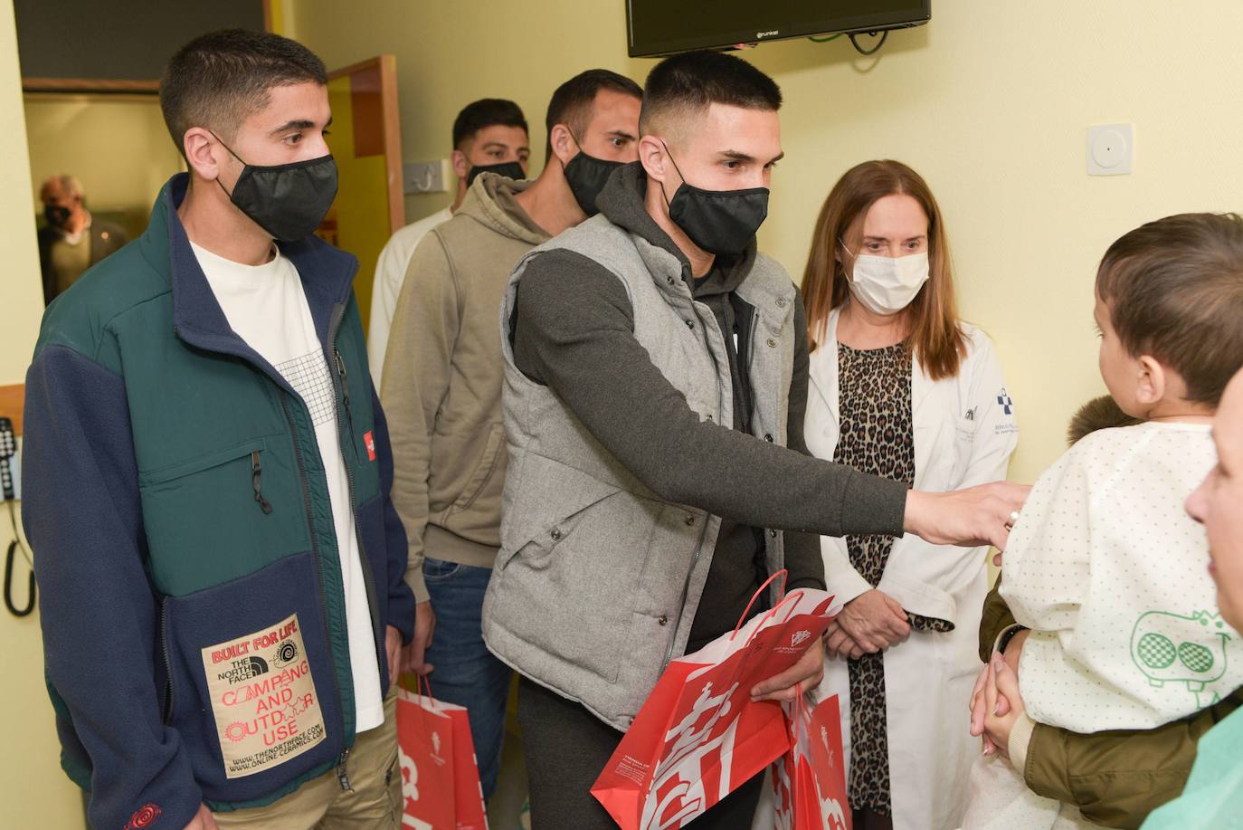 El Sporting visita a los niños ingresados en Cabueñes