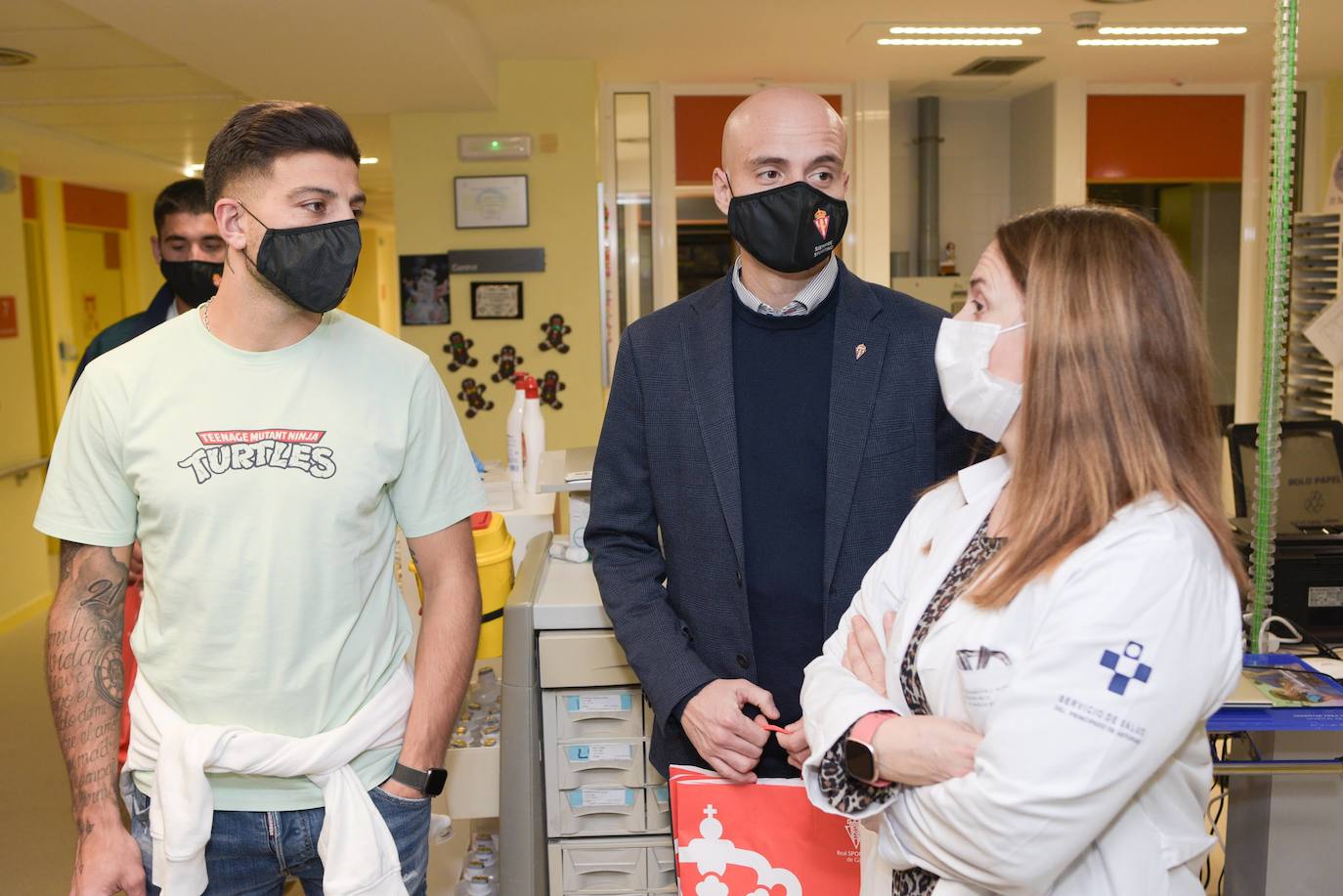 El Sporting visita a los niños ingresados en Cabueñes